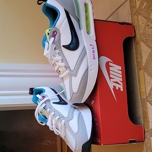 NWT Nike Air Max Dawn Sneakers 4.5Y